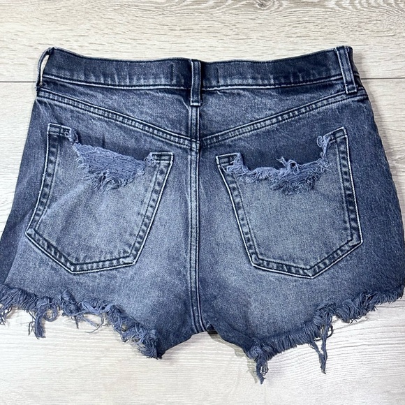 Abercrombie & Fitch Distressed The Mom High Rise Short Gray Wash - Picture 11 of 12